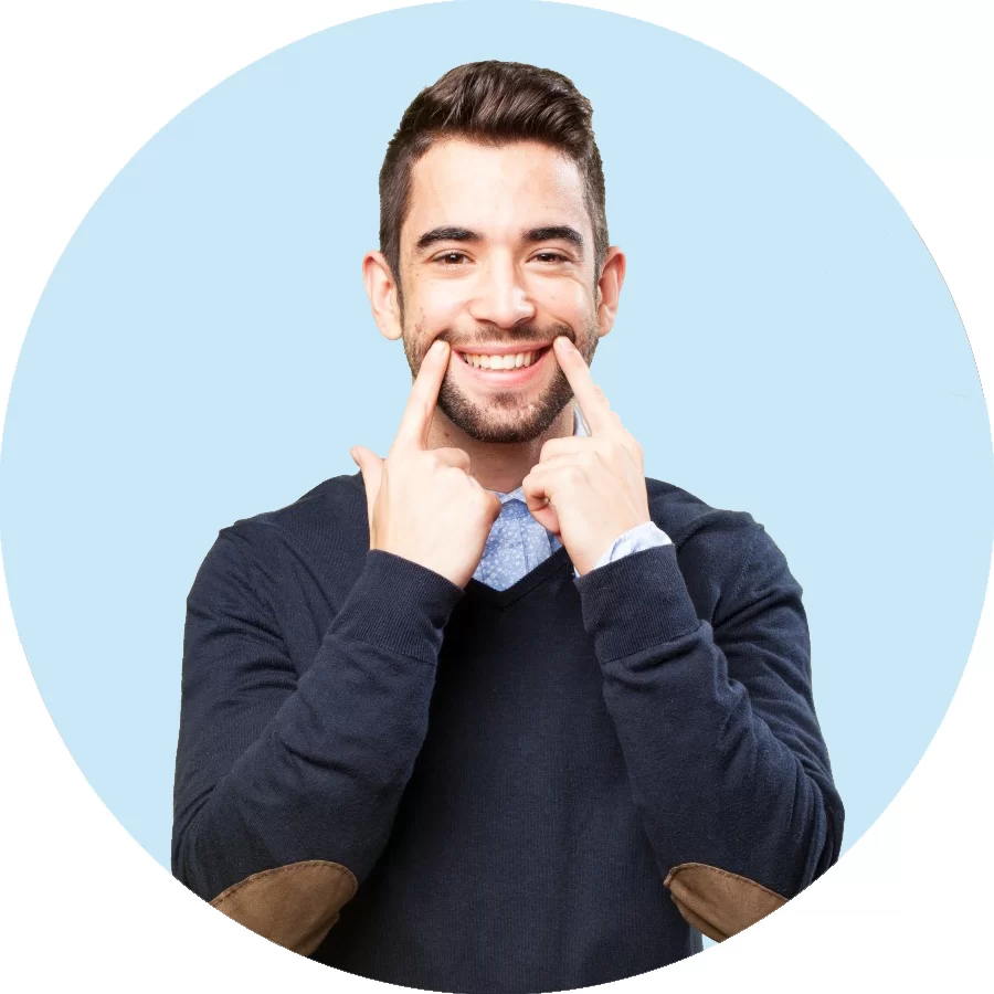 Homem forçando sorriso