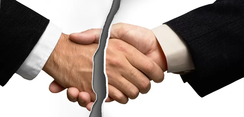 foto rasgada de aperto de mãos