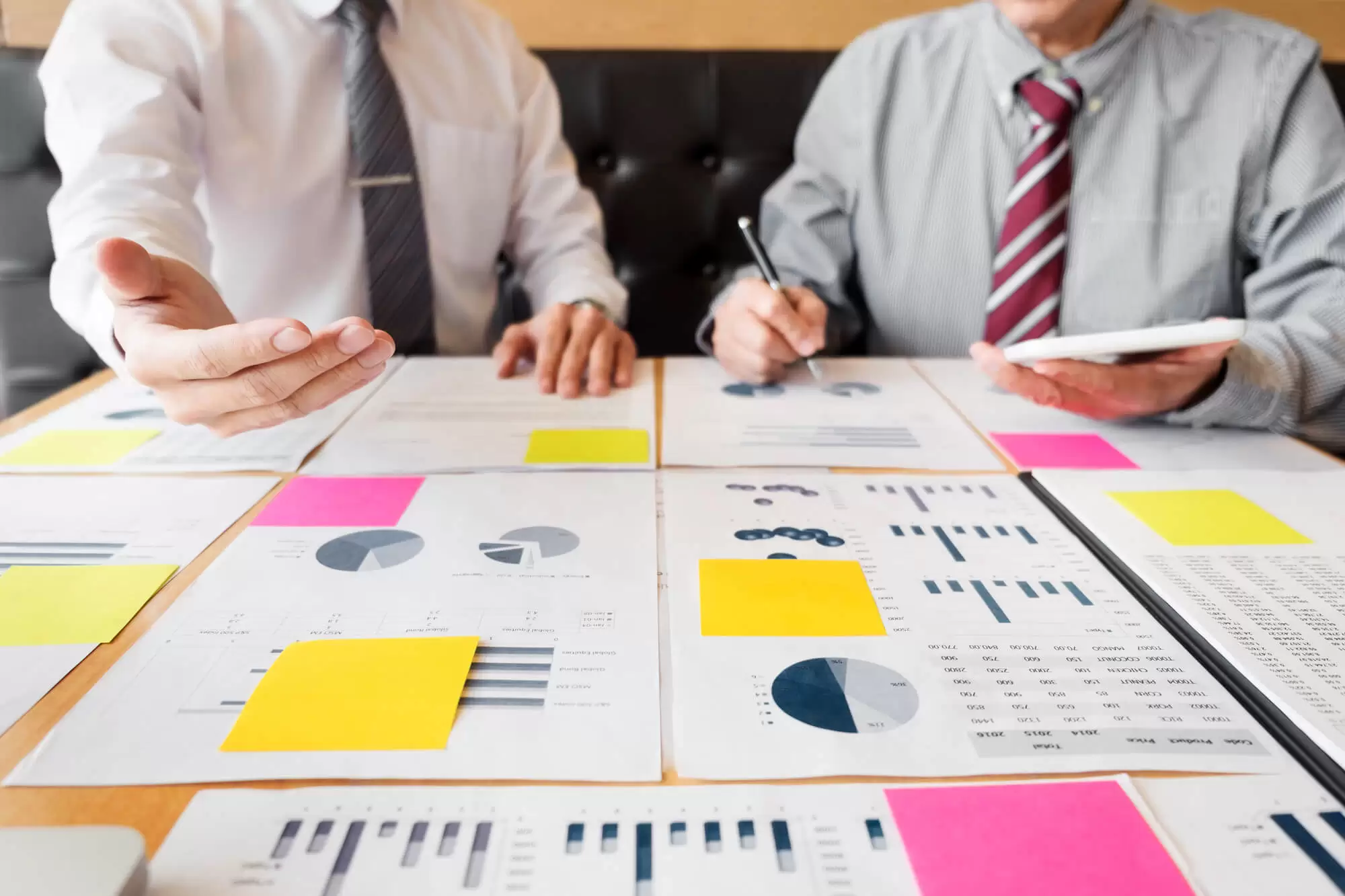 Homens estudando gráficos