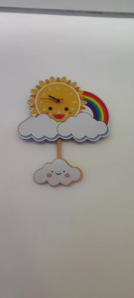 Placa de sol, nuvem e arcoirís