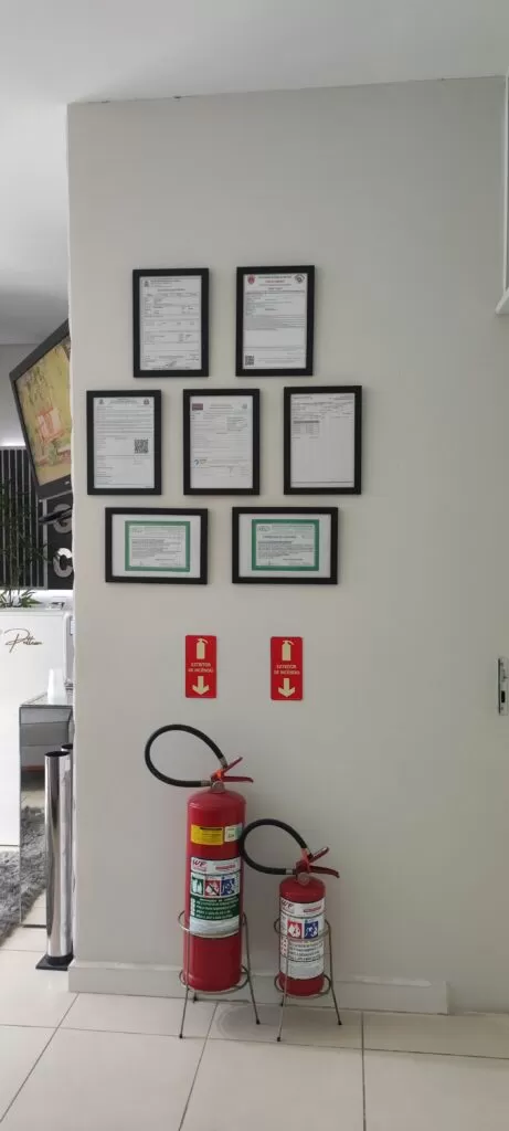 Parede com quadro de diplomas