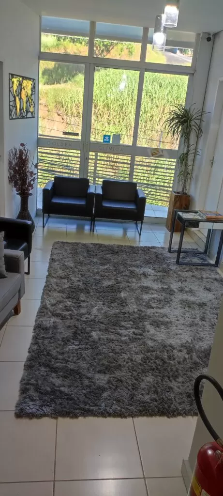 Sala de espera com sofás