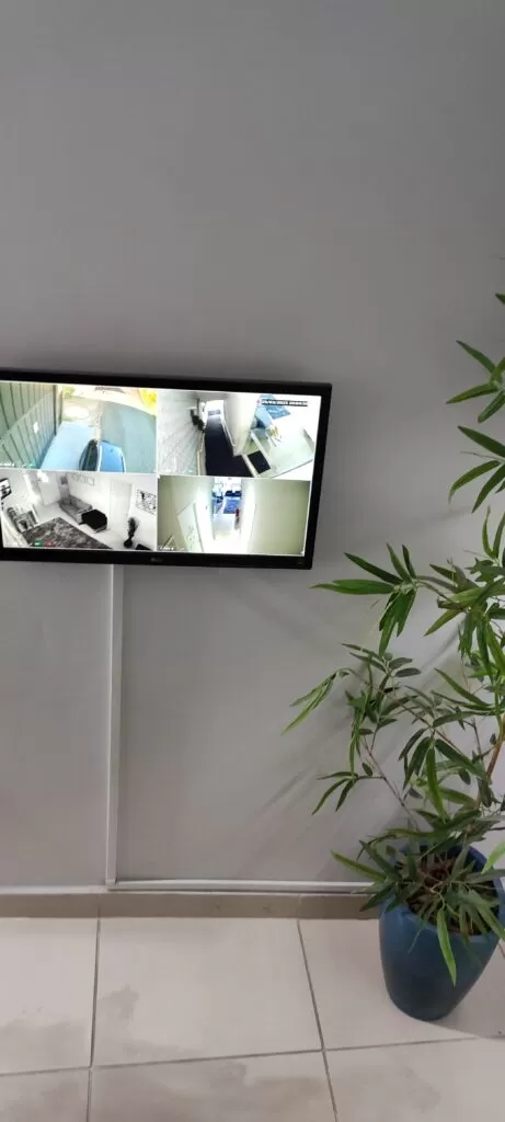 televisão com imagens de câmeras