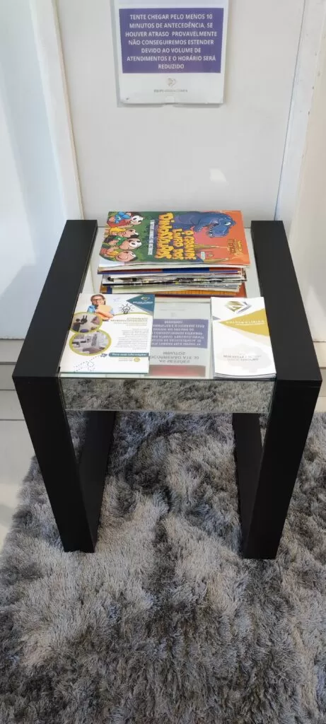 Mesa com livros