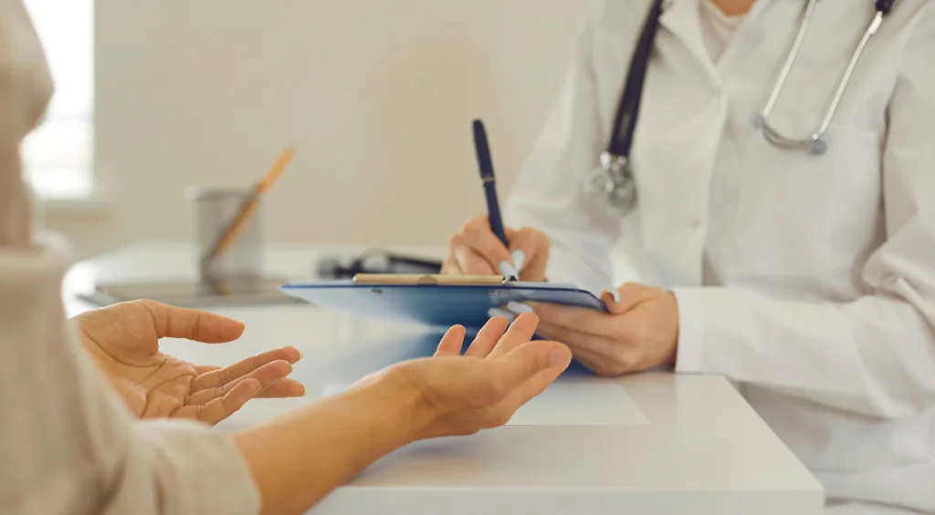 Médica atendendo paciente